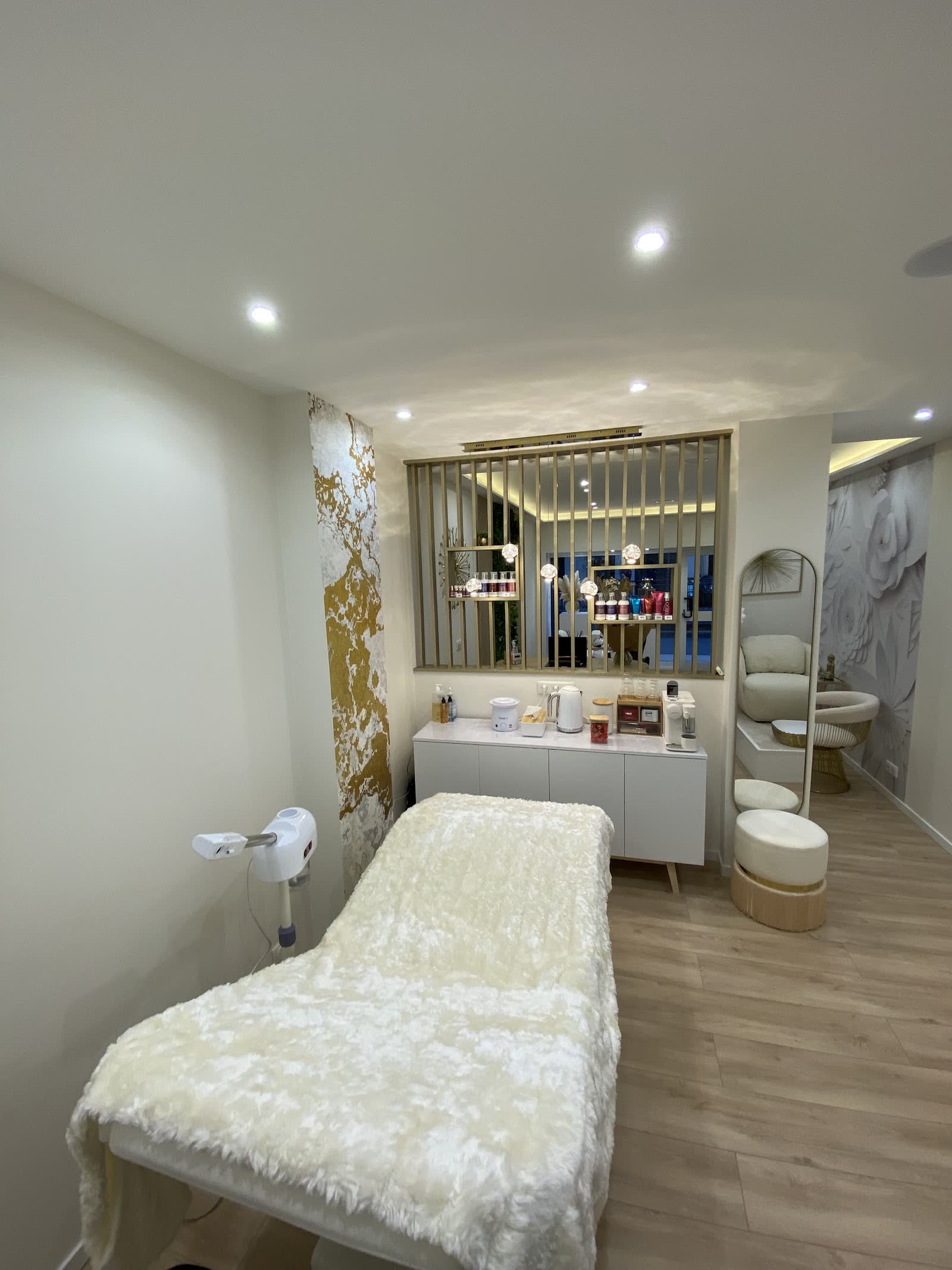 Cabine de soin avec table de massage et rangements de l’institut